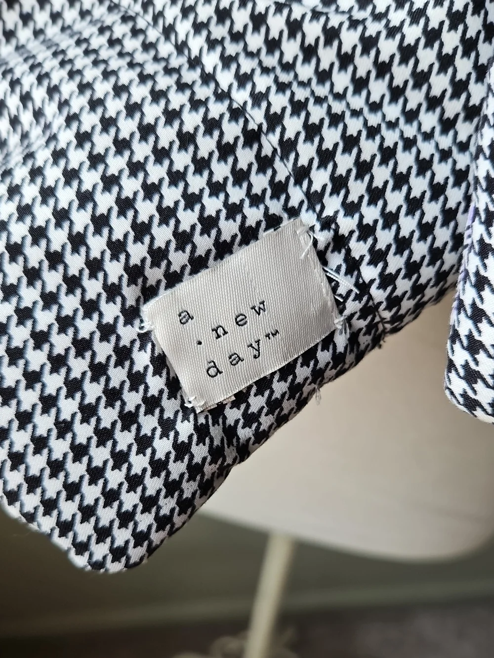 Reversable Black and White Houndstooth Puffer Scarf